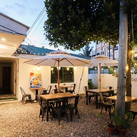 Ocean Breeze Hostel By Daily Sweet Moalboal Exteriör bild