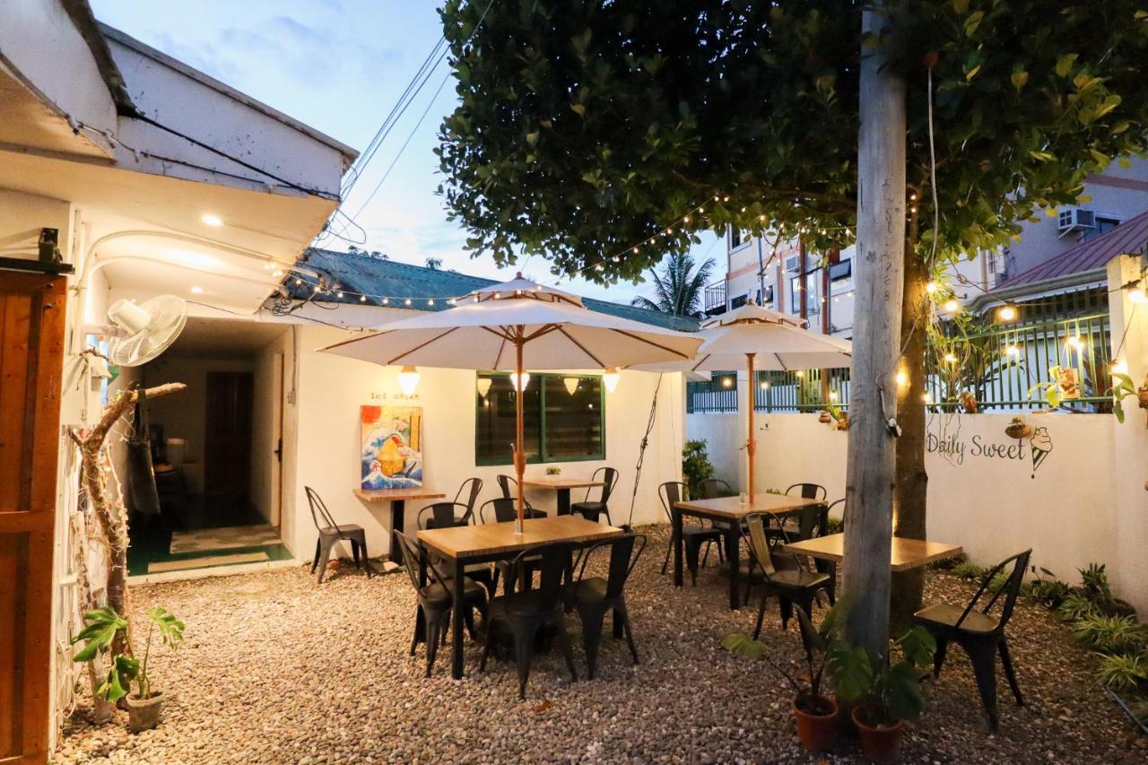 Ocean Breeze Hostel By Daily Sweet Moalboal Exteriör bild