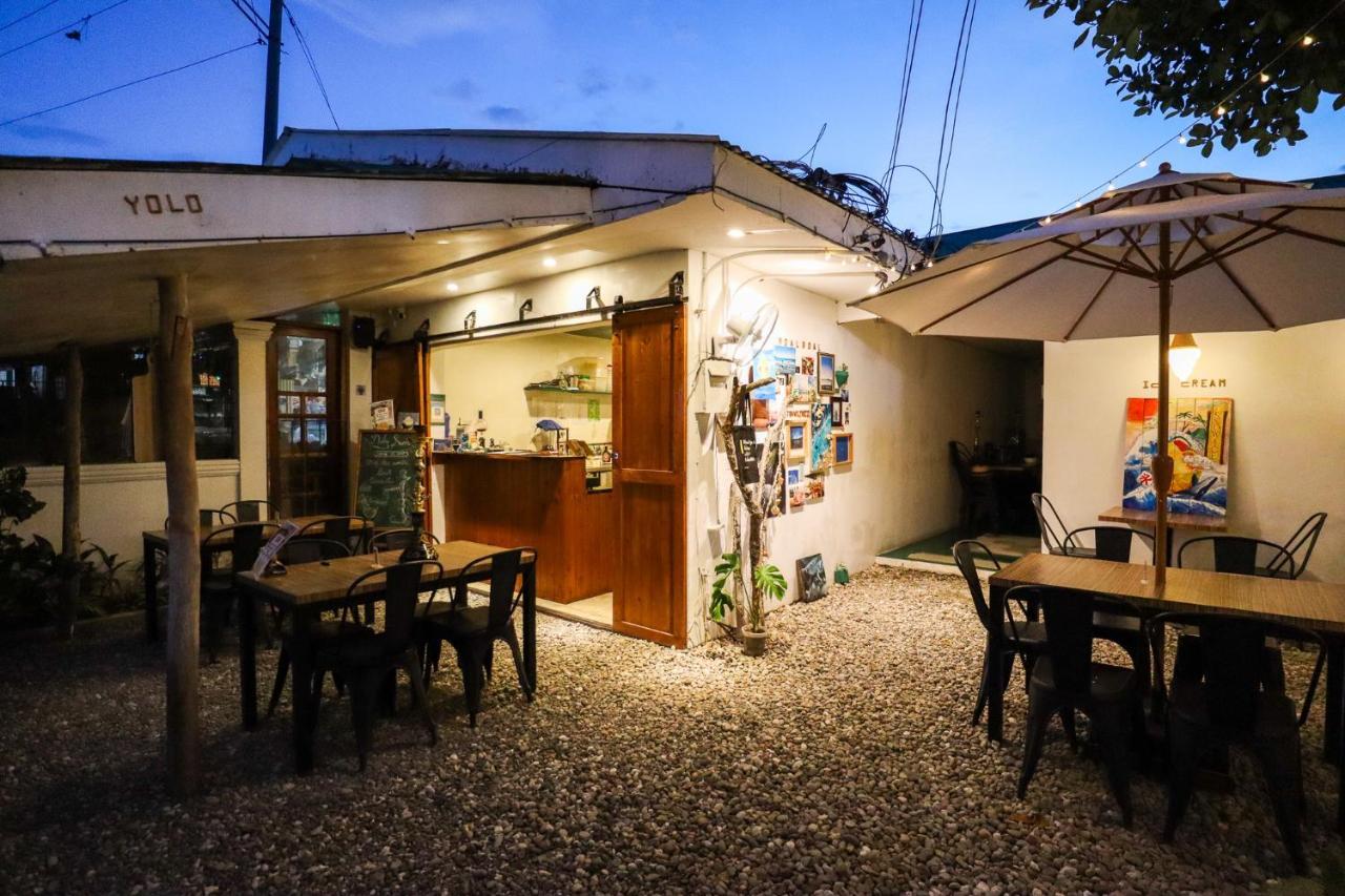 Ocean Breeze Hostel By Daily Sweet Moalboal Exteriör bild