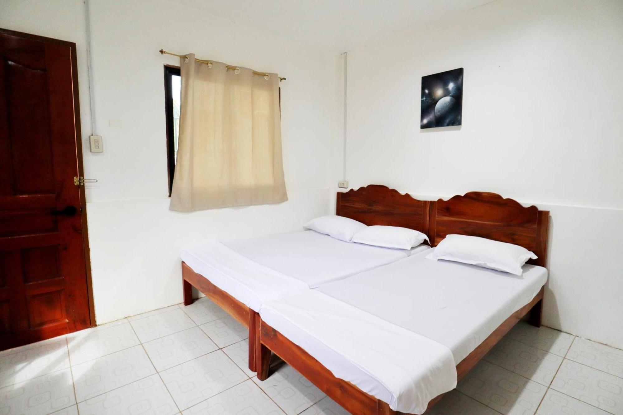 Ocean Breeze Hostel By Daily Sweet Moalboal Exteriör bild