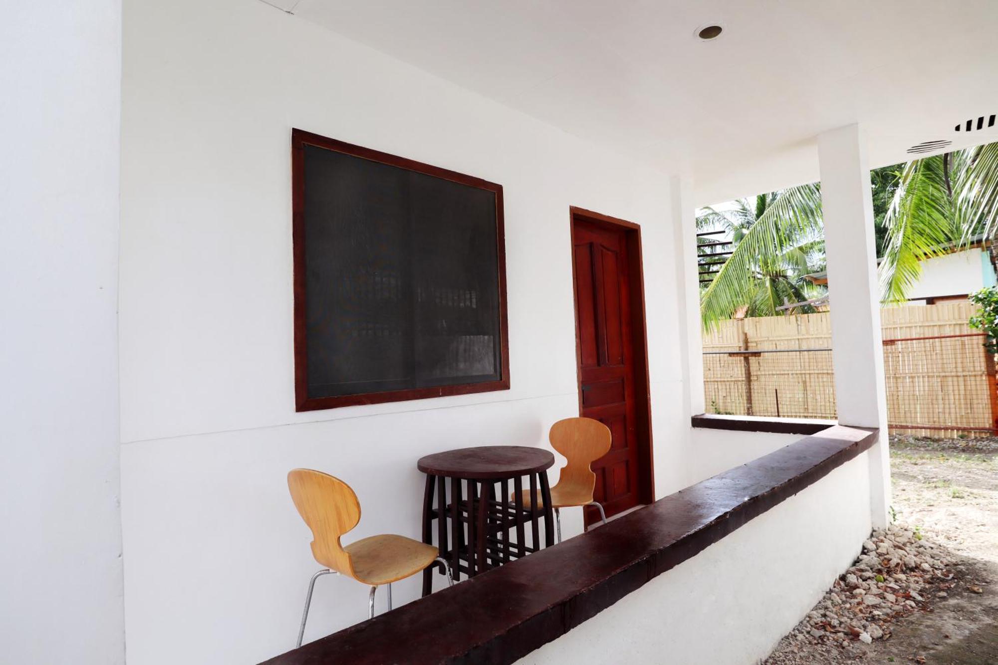 Ocean Breeze Hostel By Daily Sweet Moalboal Exteriör bild