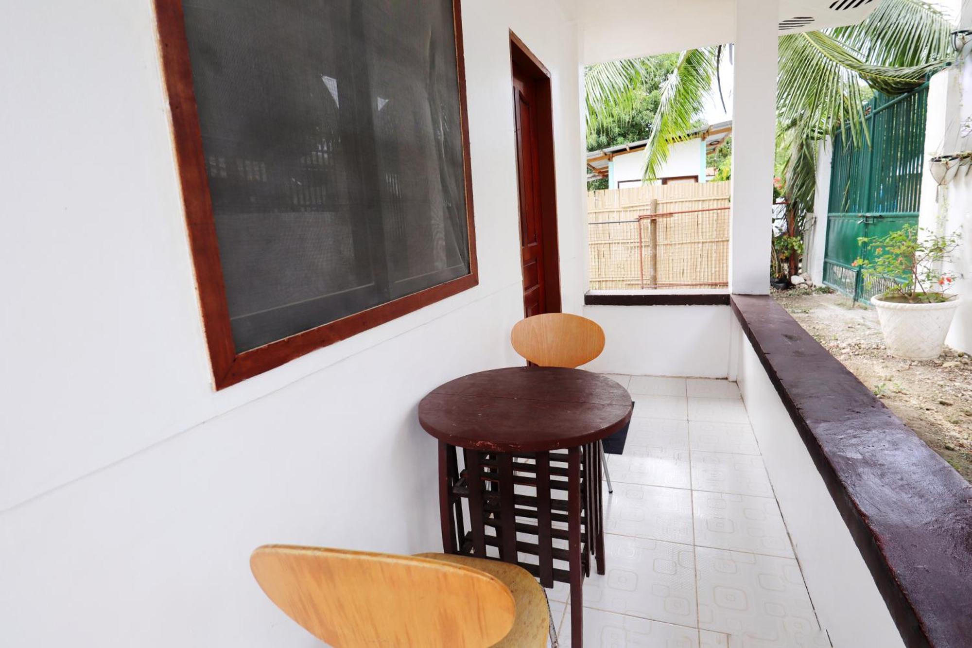 Ocean Breeze Hostel By Daily Sweet Moalboal Exteriör bild