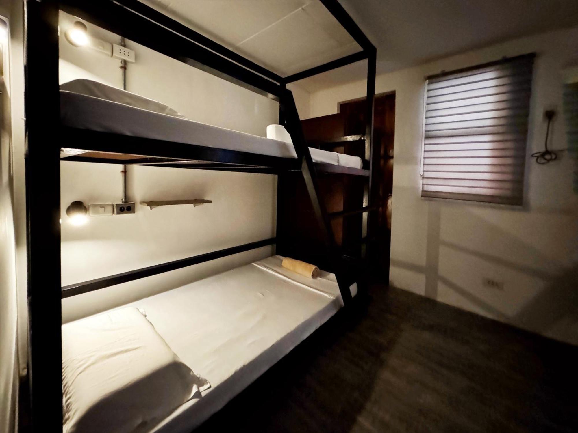 Ocean Breeze Hostel By Daily Sweet Moalboal Exteriör bild