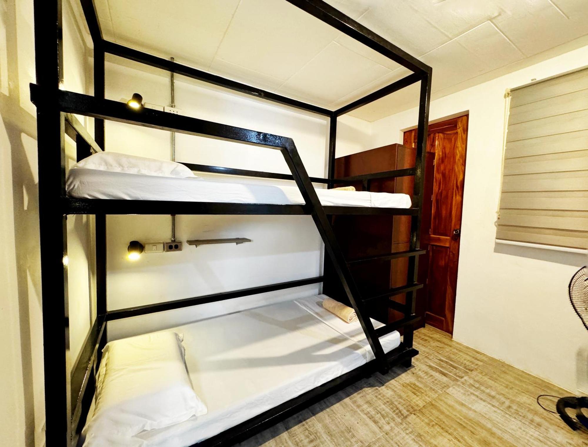 Ocean Breeze Hostel By Daily Sweet Moalboal Exteriör bild